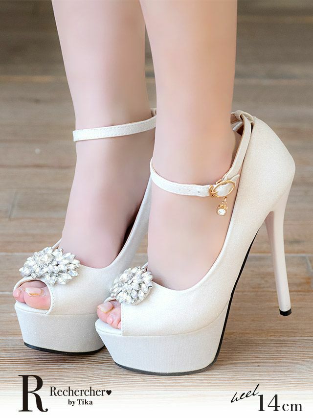 華やかに輝くビジューがゴージャスで高見えなストラップ付きホワイトサンダル