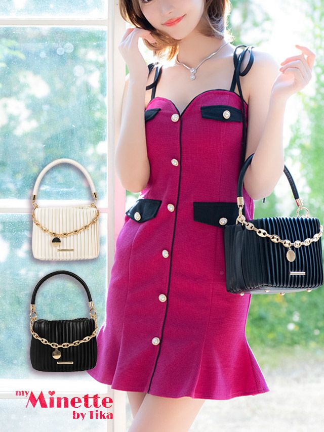 黒地にゴールドのチェーンが映えるデザインのハンドミニバッグ