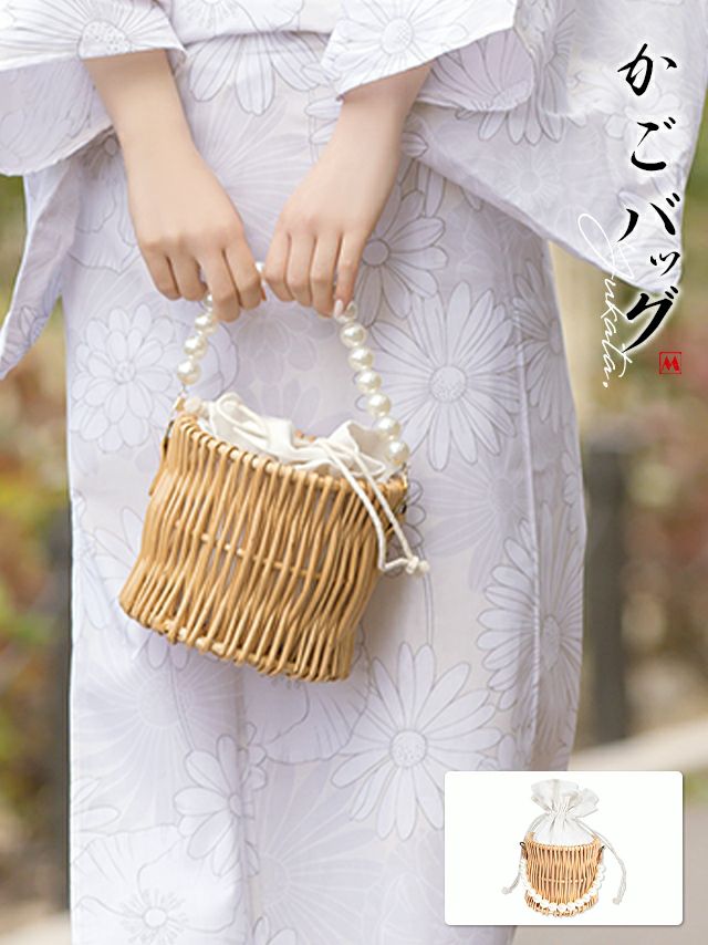 持ち手のパールが可愛い使いやすいサイズ感のカゴバッグ