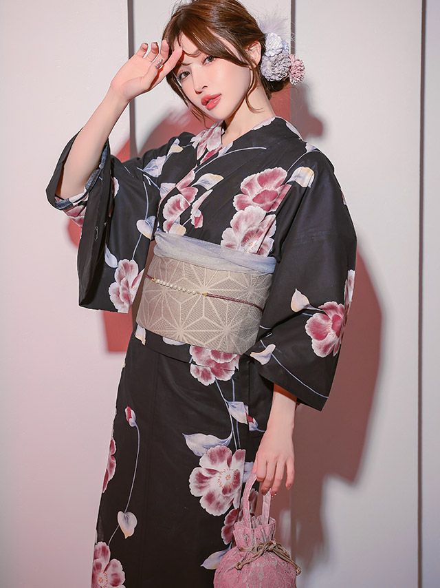 黒地に赤系の花模様が色っぽい大人女性のための妖艶浴衣