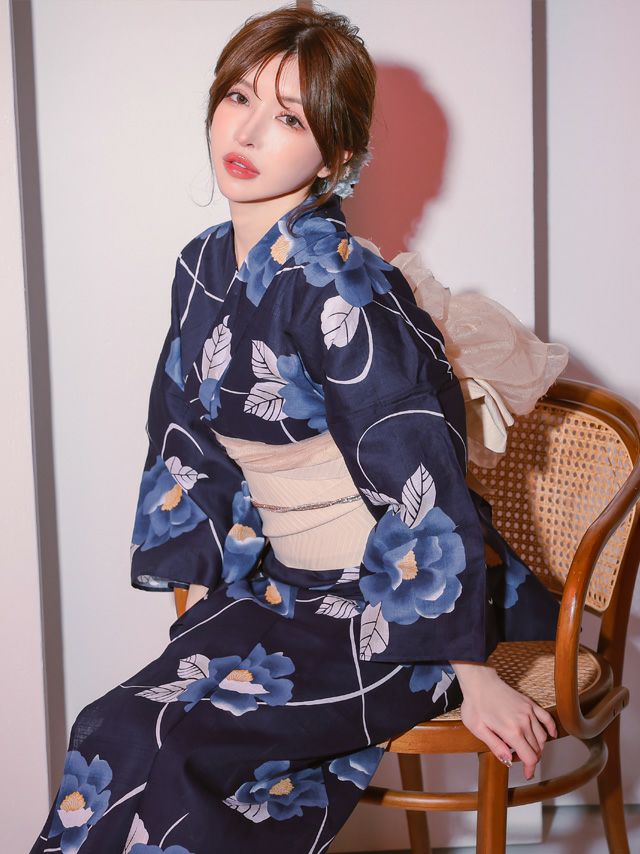 ネイビーに青の花模様が落ち着きのある印象の大人な妖艶浴衣