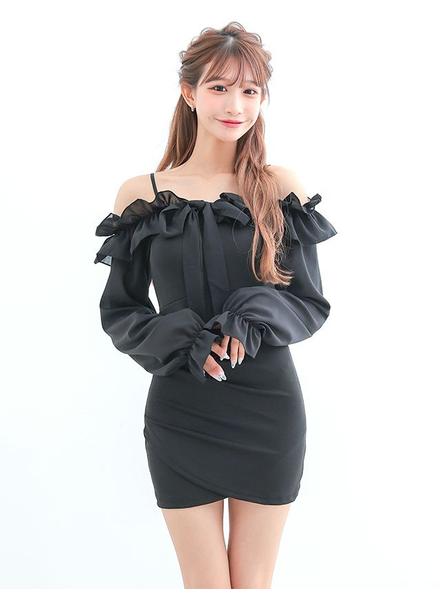 大きなフリルで顔周りも華やかに可愛く魅せるオフショル風タイトミニドレス
