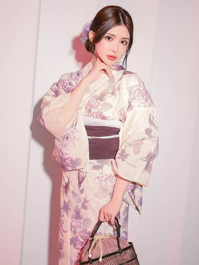 白地に淡いピンク系カラーの花模様が上品でセクシーな大人女性向けの妖艶浴衣