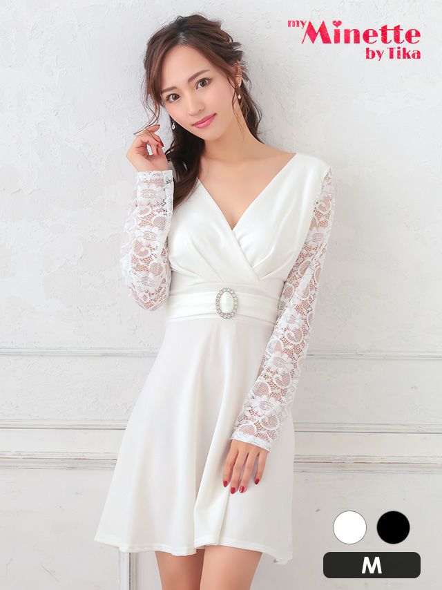 大きく開いたデコルテがセクシーに谷間を魅せる！フレアミニドレス