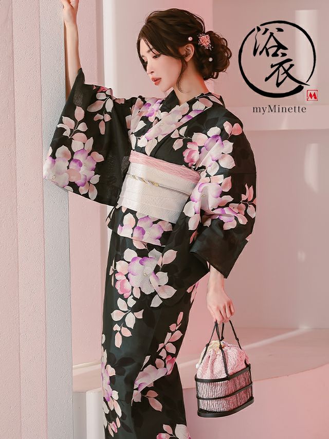 はっきりとしたコントラストで周囲の視線独り占めの妖艶浴衣