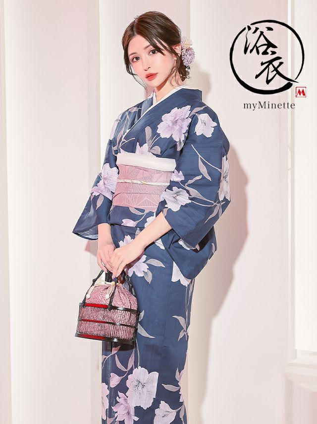 ネイビーに淡い花模様が落ち着いた大人女性を演出する妖艶浴衣