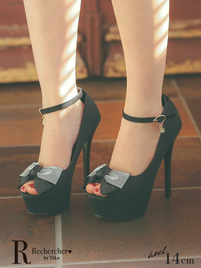 コーデをより可愛くするモノトーンのリボンでシックで落ち着いた雰囲気のオープントゥパンプス