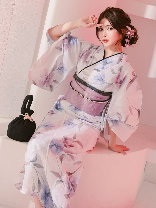 白地に咲く淡いカラーの花模様が大人可愛いを演出する儚げカラーの浴衣セット