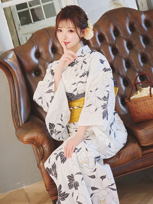 モノトーンの浴衣にイエローの帯がアクセントの大人な印象の浴衣セット