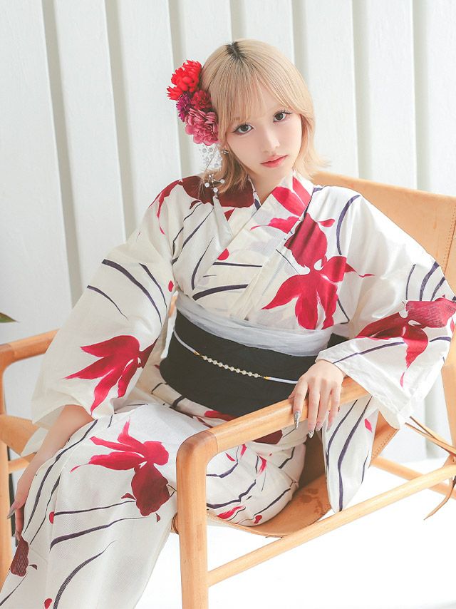 大きめの金魚模様が可愛く映えて黒帯で全体を引き締めてスタイルアップも抜かりなし！な浴衣セット