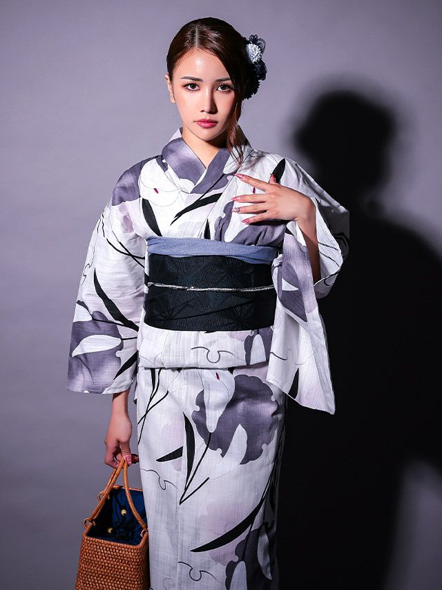 白地の浴衣に広がる水彩模様がどこか儚く粋な雰囲気の大人の浴衣セット