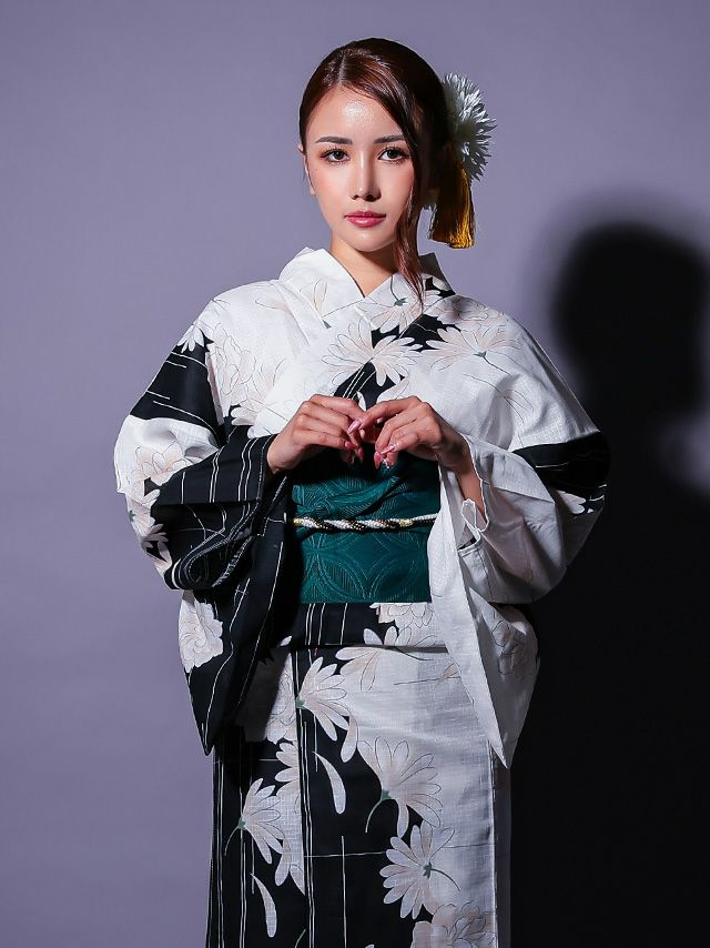 シックなモノトーンの浴衣に映える深いグリーンの帯が全体をスッキリまとめる浴衣セット