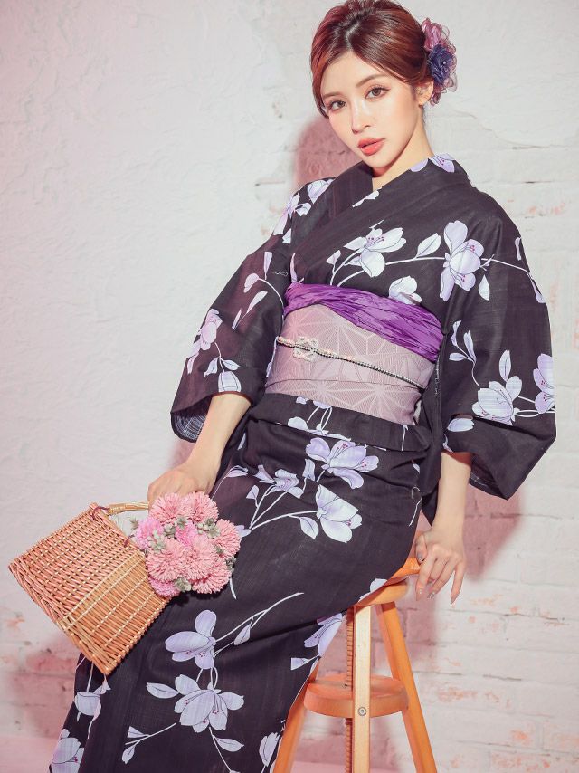 暗い浴衣に咲く淡い花模様が可憐な大人女性を演出する浴衣セット