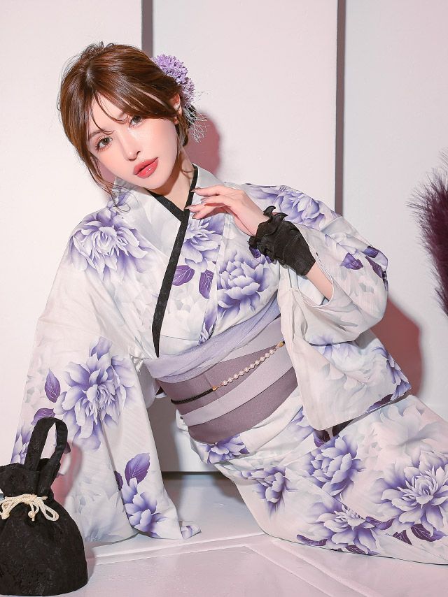 白地に広がる紫の花模様が妖艶で艶やかな雰囲気の大人浴衣セット