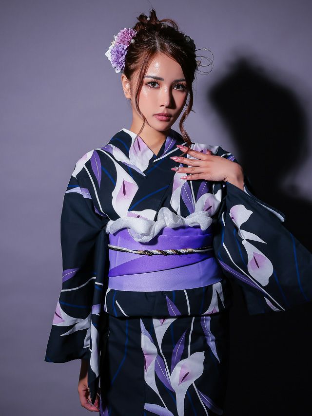 シックな黒地に咲く菖蒲の花が凛とした印象の浴衣セット