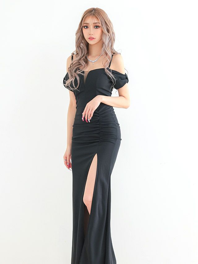 オフショル風デザインで気になる二の腕を隠しつつ大人魅せできるタイトロングドレス