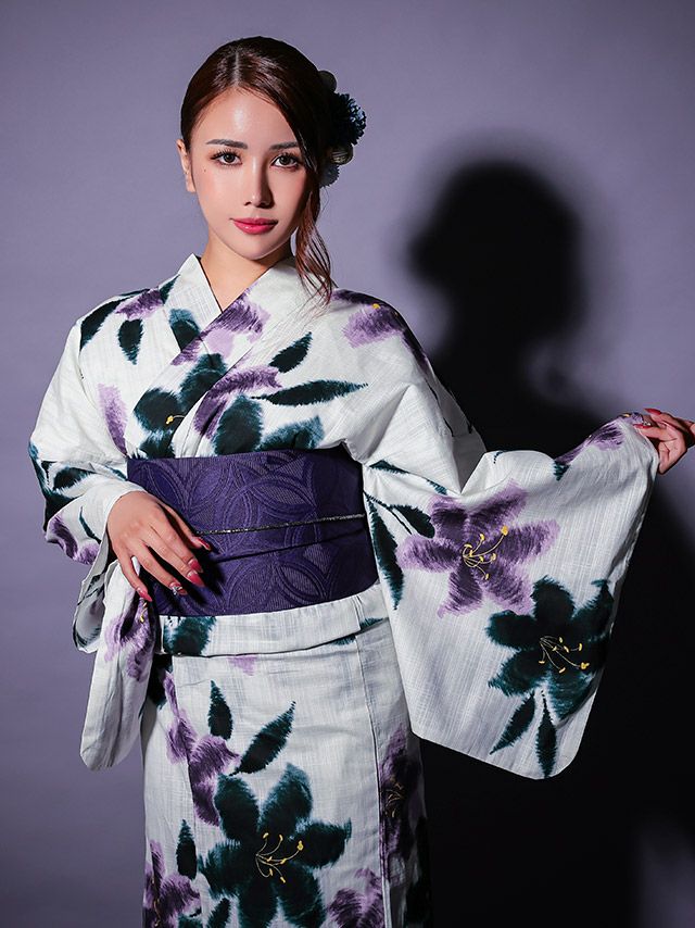 白地に咲く大きめの花模様が粋な雰囲気の浴衣セット