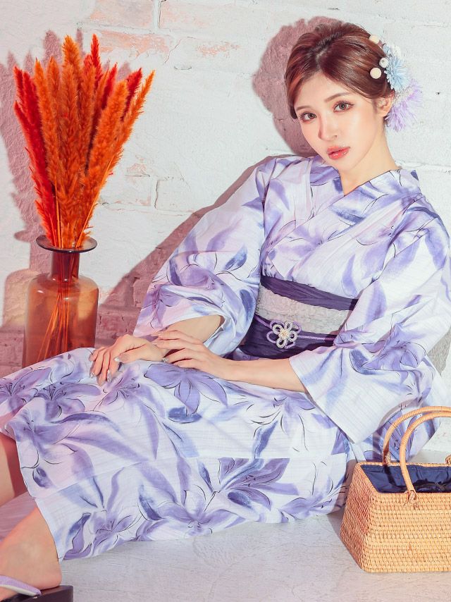 白地に浮かぶ淡いパープルの花模様が繊細で儚げな印象の浴衣セット