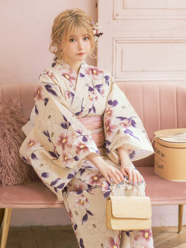白地に咲くピンクとパープルの花模様がガーリーな浴衣セット