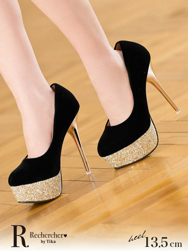 ソール部分がゴールドラメになったデザインが上品なハイヒールパンプス