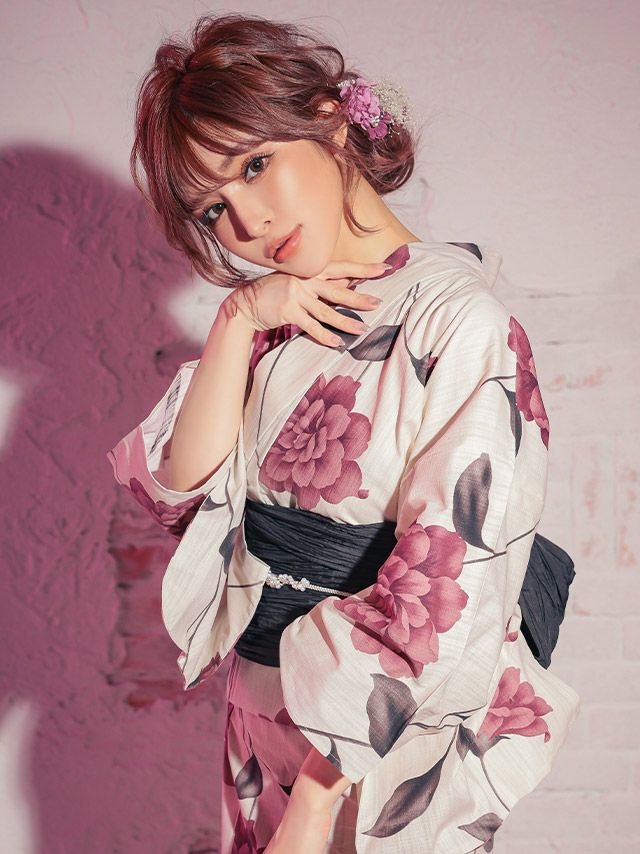 甘過ぎない絶妙なピンクが大人でも着やすい花柄浴衣