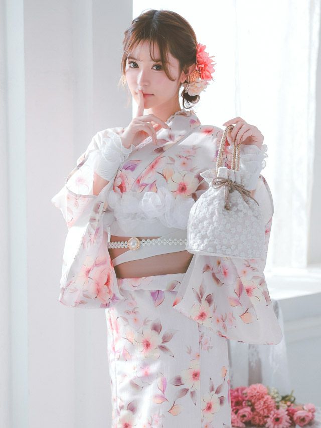 水彩タッチのピンク花が揺れる、柔らかでフェミニンなニュアンスSWEET浴衣