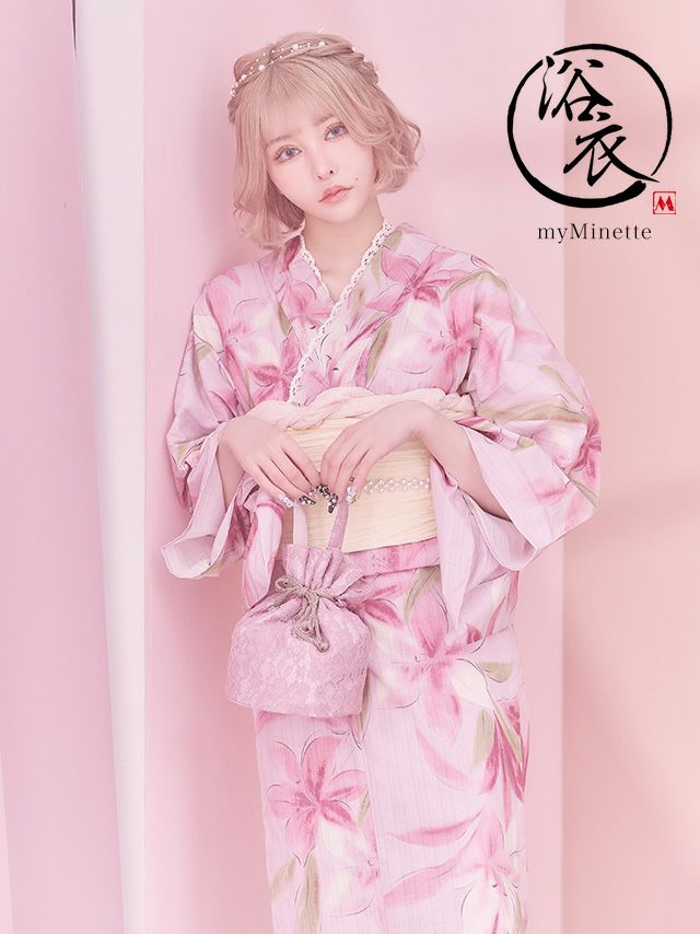ふんわりした淡いピンク地に淡桜のような花霞が広がる、まるで春の夢を纏ったような幻想的浴衣
