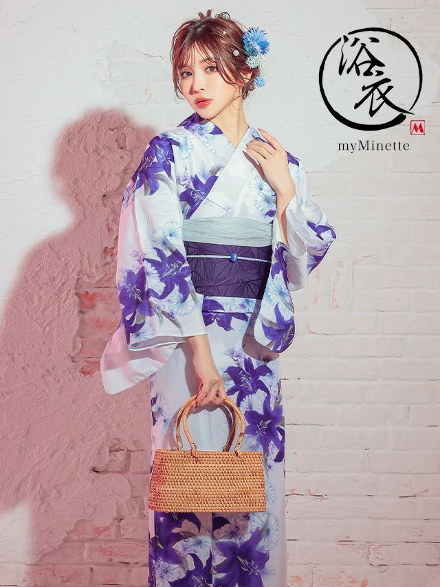 鮮やかなブルーフラワーが夜でも存在感を放つ！華やかな大人浴衣