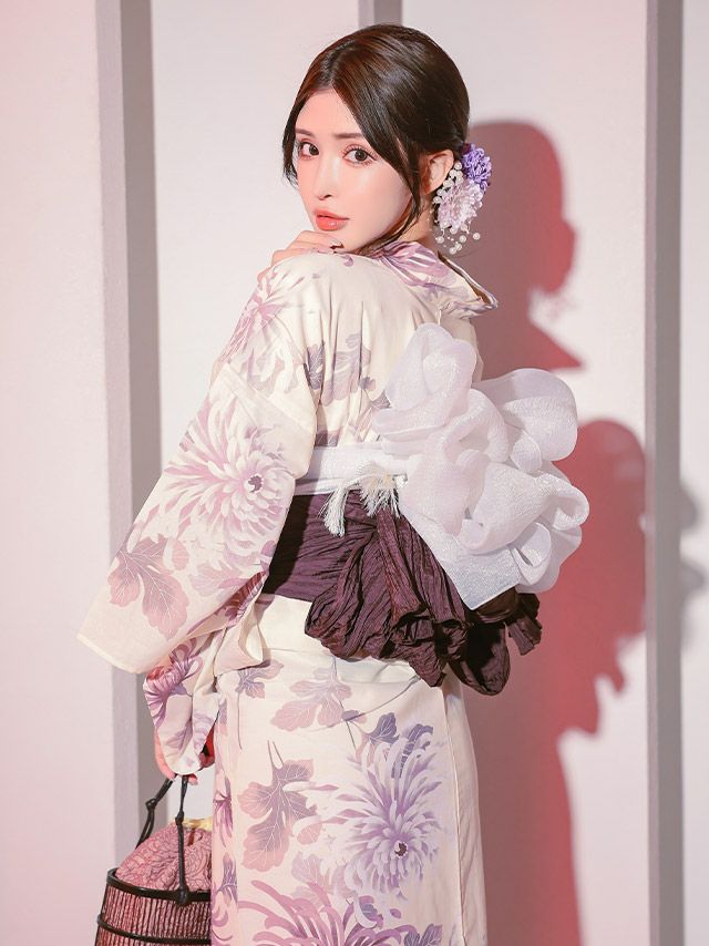 黒地に咲く大輪の赤牡丹が艶っぽく映える、夜デートに映える浴衣