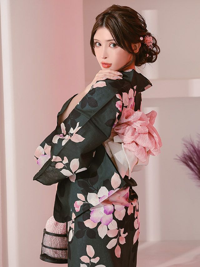 深い黒緑に椿が舞う、妖艶で視線を奪う大人の浴衣