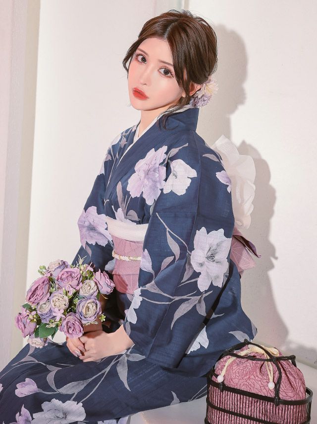 涼しげな白地に、やさしい青紫の花が大人っぽく映えるブルー浴衣