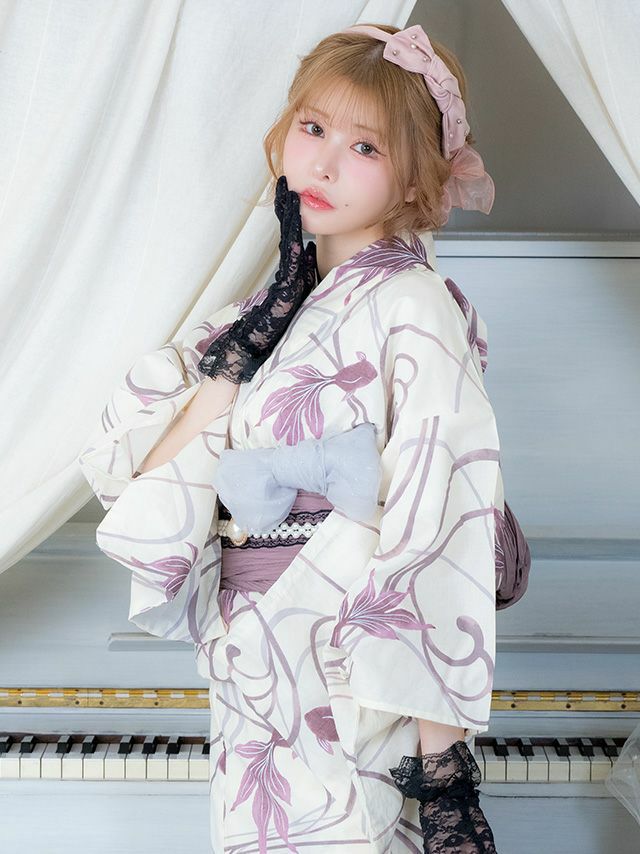 自然な生成地に金魚が泳ぐ、涼やかさと可憐さが混ざる流水金魚浴衣