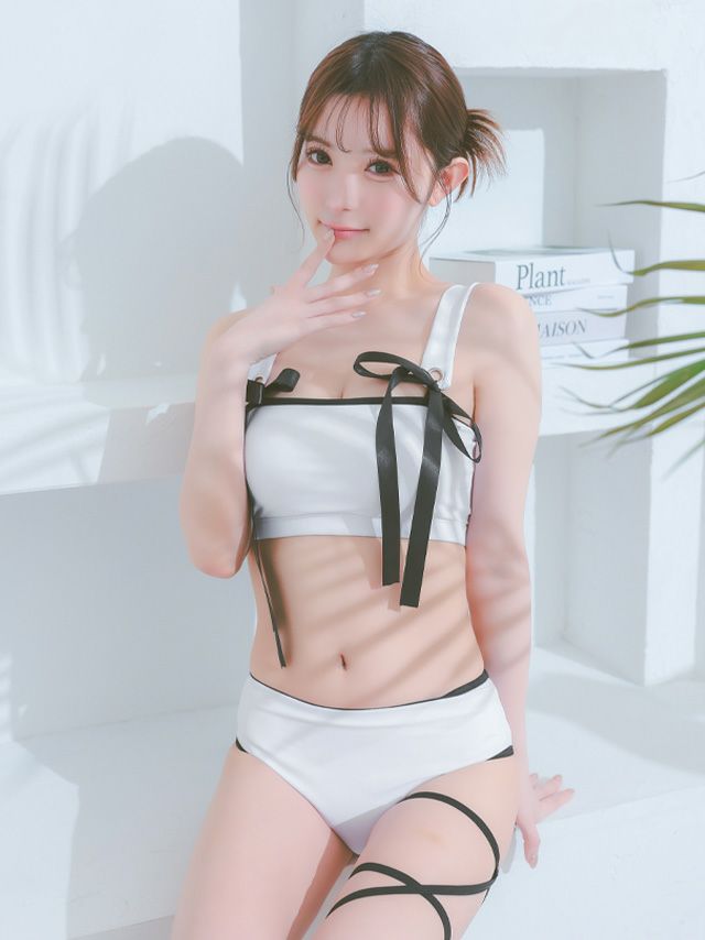 ショルダーリボンが甘さをプラスしてくれるビキニ♡