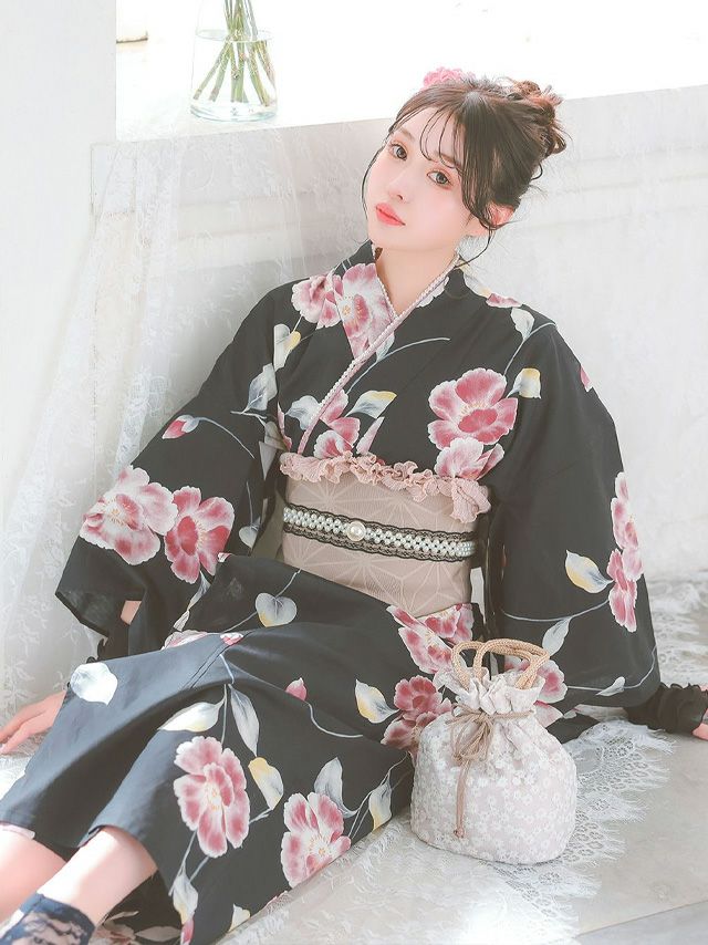 黒地に水彩のシャクナゲが浮かぶ、ミステリアスでほんのり甘いセパレート浴衣