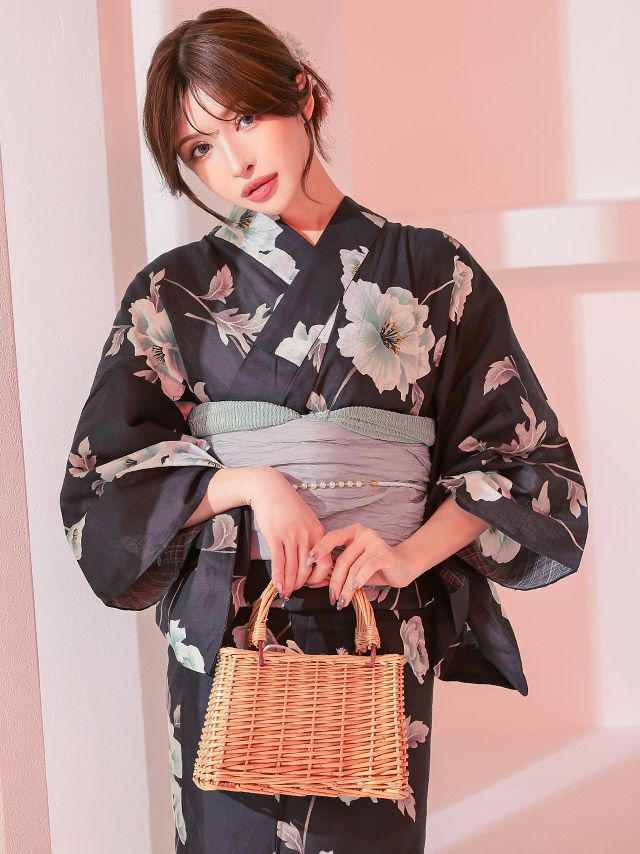 濃灰色に水色の花がしっとりと咲く、エレガントでシックな大人浴衣