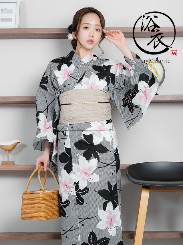 細いストライプ柄に甘く咲くホワイトピンクのフラワーが大人可愛い浴衣