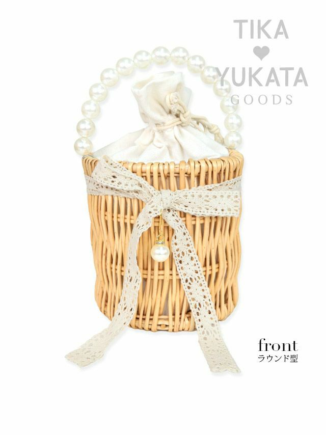 パールの持ち手にレースリボンの飾りを合わせた甘さ全開のカゴバッグ