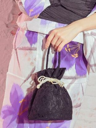 レース×ブラックの甘辛デザインが可愛い巾着バッグ
