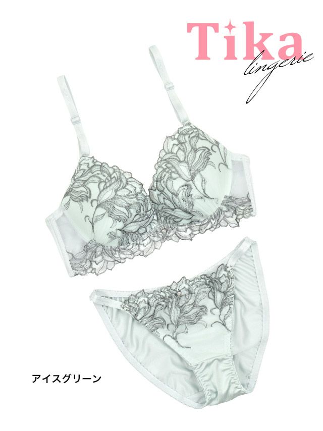 清楚で華やかなレースをたっぷりあしらったプチプラランジェリーセット