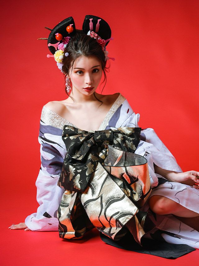 淡い浴衣にゴールドの帯で一気に華やかな印象の花魁浴衣