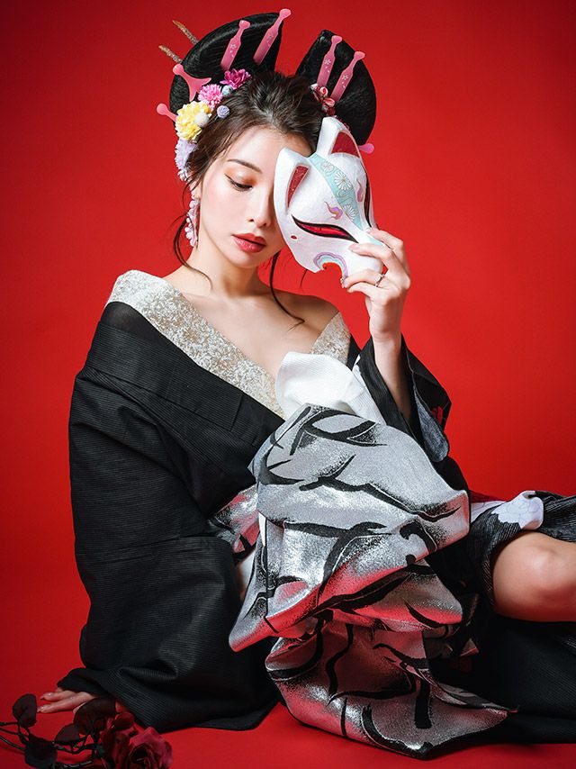 クールな黒地に咲く華やかな花模様が洗練された美しさ際立たせる花魁浴衣