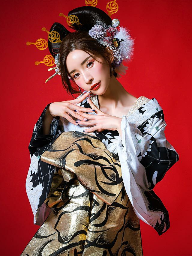 大人なモノトーンにゴールドの帯が映える主役級の花魁浴衣