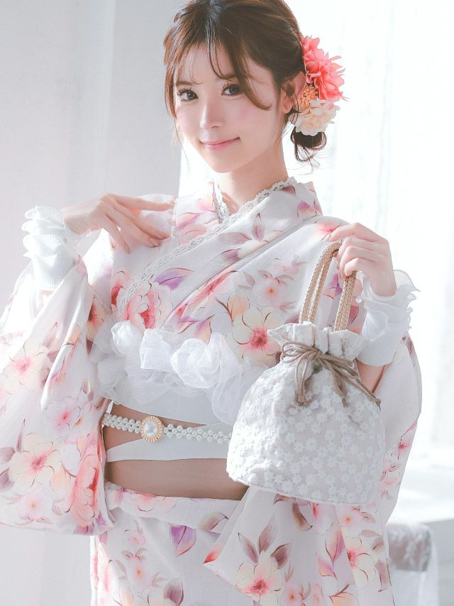 白地に咲くピンクの小花柄がキュートな浴衣セット
