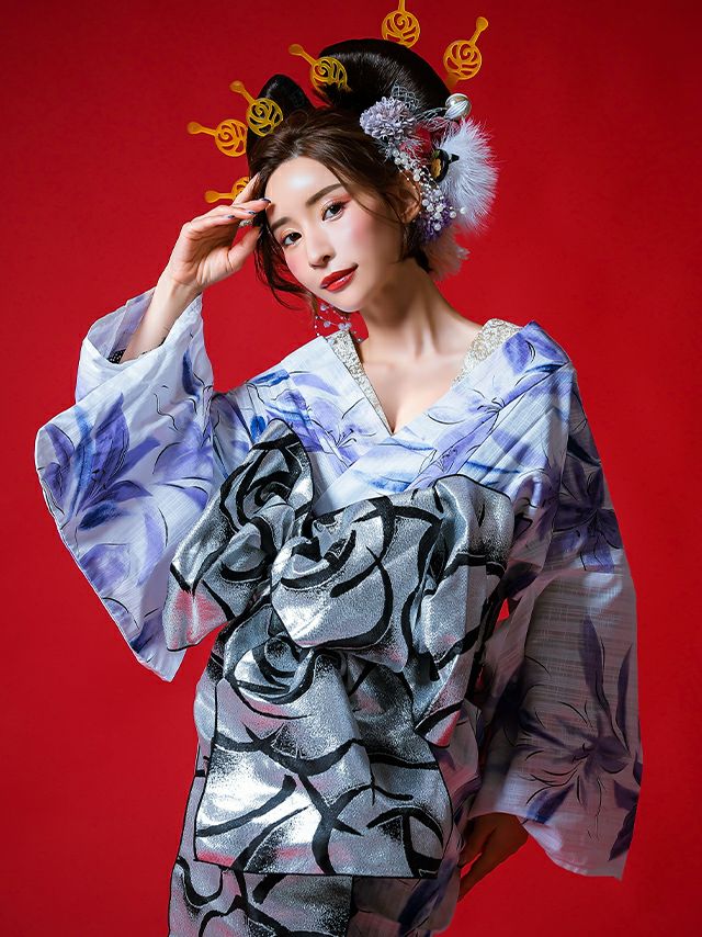 水彩画のタッチの百合の花が華やかに映える花魁浴衣
