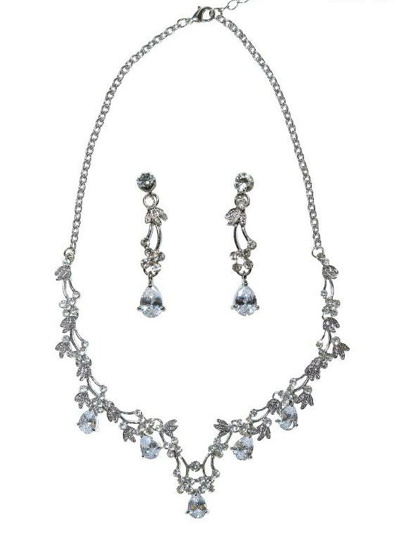 ゴージャスなボタニカルモチーフが顔周りを華やかに彩るアクセサリー2点セット