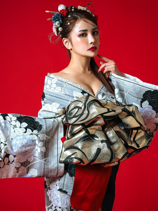 モノクロ浴衣に映えるゴールドの帯が艶やかな色気あふれる雰囲気の花魁浴衣