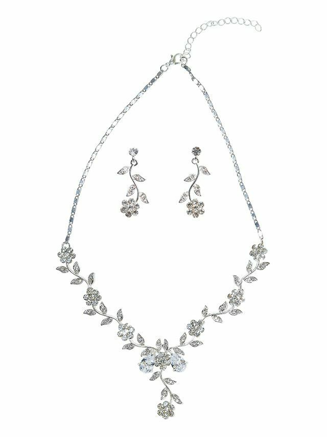 洗練された上品な印象与えるフラワーモチーフのアクセサリー2点セット