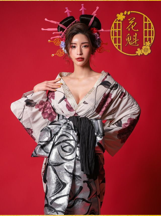 アンティーク調のお花がエレガントな印象の花魁浴衣