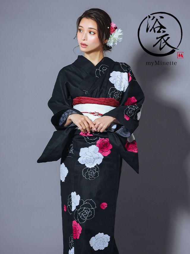 大人な黒の浴衣に咲く白と赤の花模様が洗練された大人女性の雰囲気を演出する浴衣セット