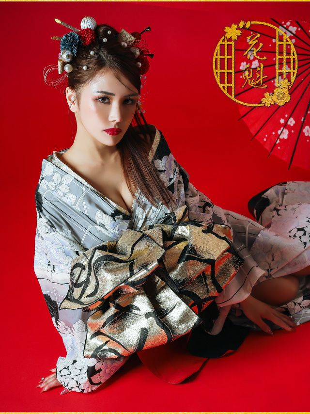 モノトーンの縦縞×薔薇柄が大人の色気を演出する花魁浴衣